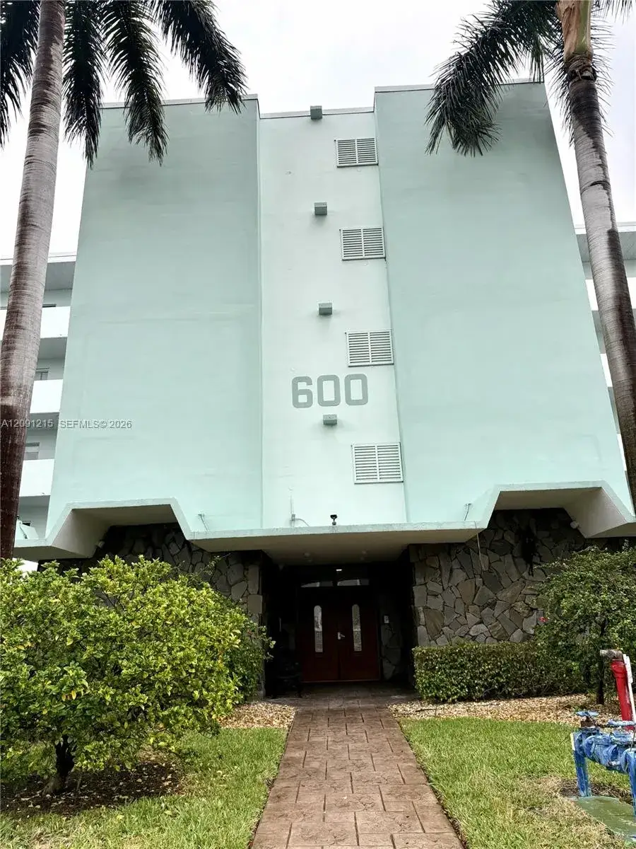 2 bedroom 2 bath Residential for sale at 600 NE 14th Ave # 224, Hallandale Beach FL 33009