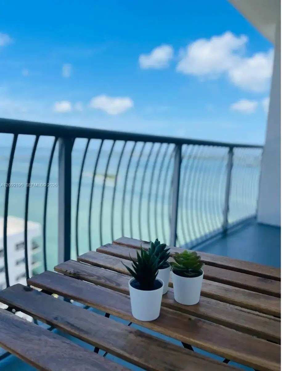 1 bedroom 1 bath Residential Lease for rent at 1750 N Bayshore Dr # 4305, Miami FL 33132