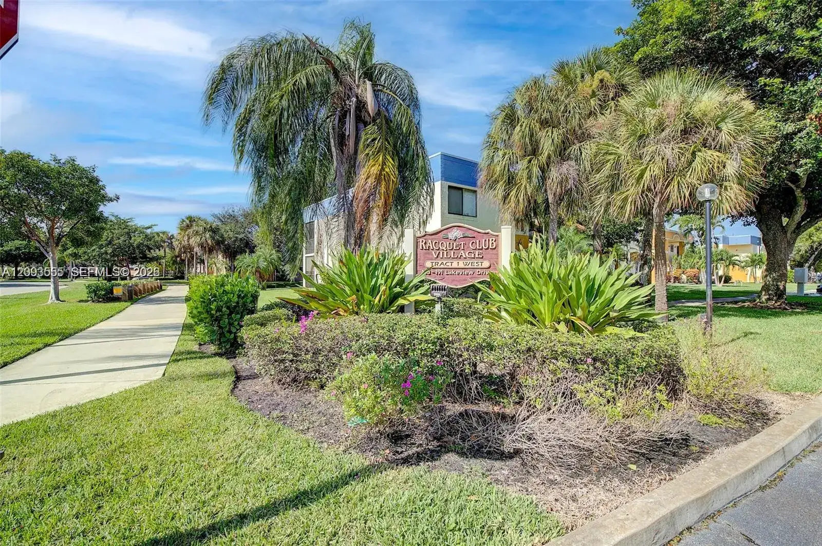 3 bedroom 2 bath Residential for sale at 165 Lakeview Dr # 201, Weston FL 33326