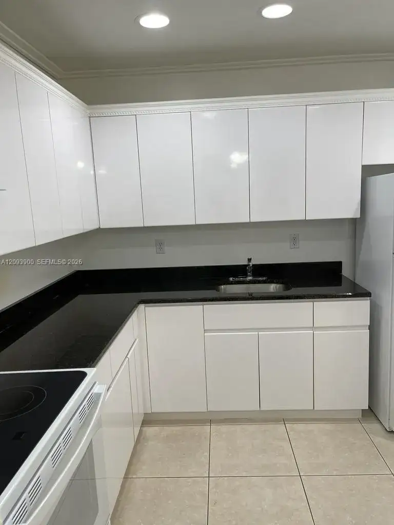 1 bedroom 1 bath Residential Lease for rent at 724 NE 4th St # 8, Hallandale Beach FL 33009
