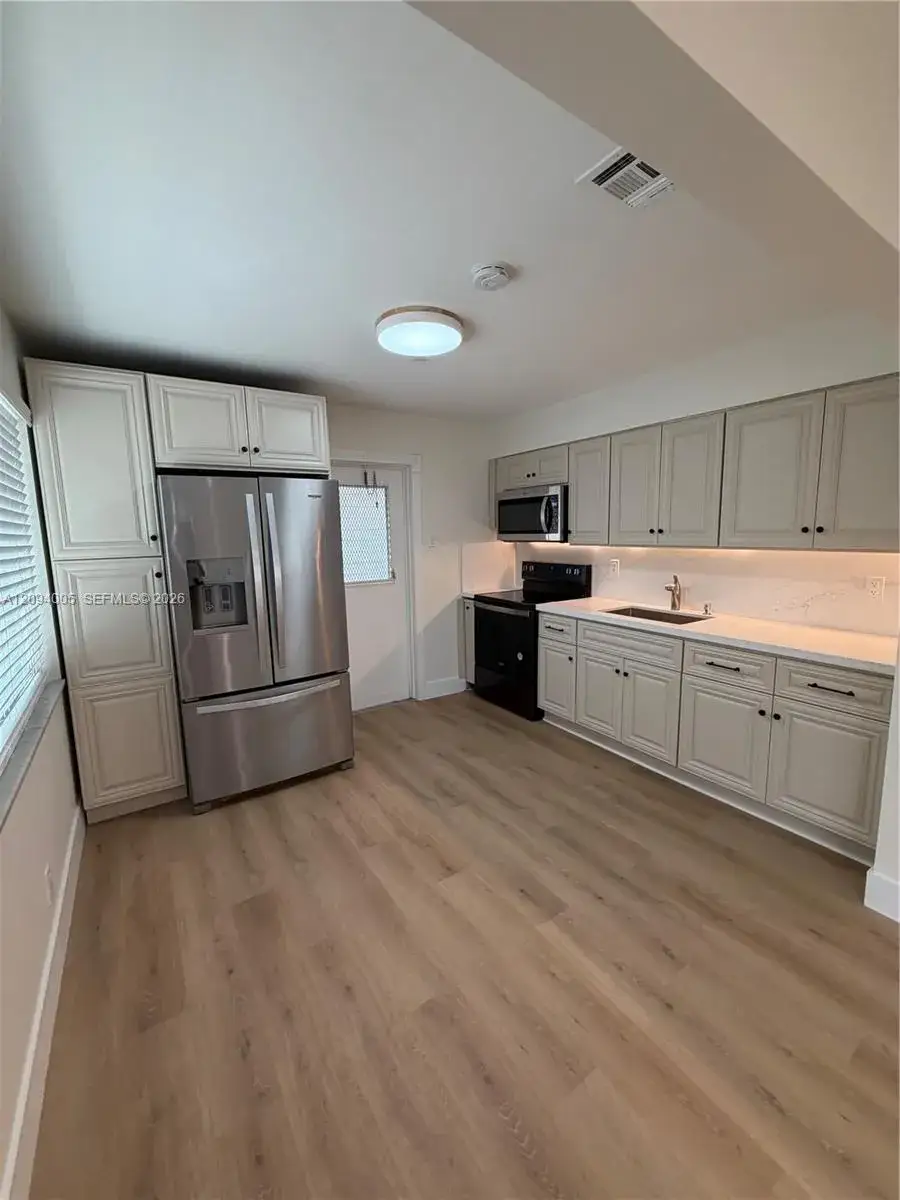 708 SW 7th Ave, Hallandale Beach FL 33009
