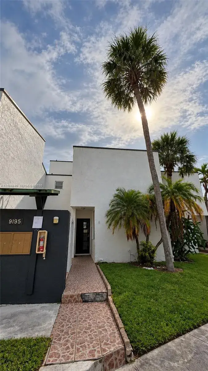 9195 Fontainebleau Blvd # 4, Miami FL 33172