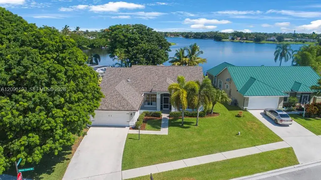 3 bedroom 2 bath Residential for sale at 12911 Upper Cove Dr, Wellington FL 33414