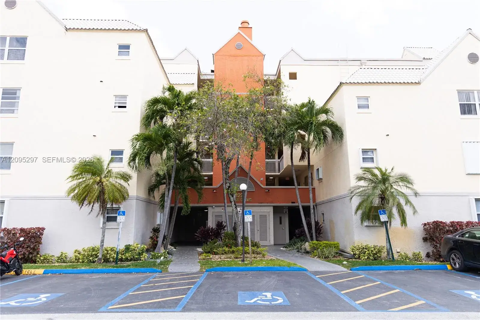 2 bedroom 2 bath Residential for sale at 8225 Lake Dr # 203, Doral FL 33166