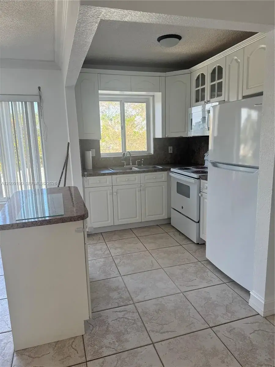 7910 Taft St # 309, Pembroke Pines FL 33024