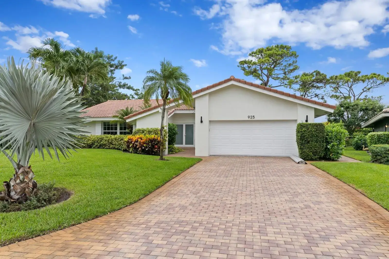 3 bedroom 2 bath Residential for sale at 925 Foxpointe Circle, Delray Beach FL 33445