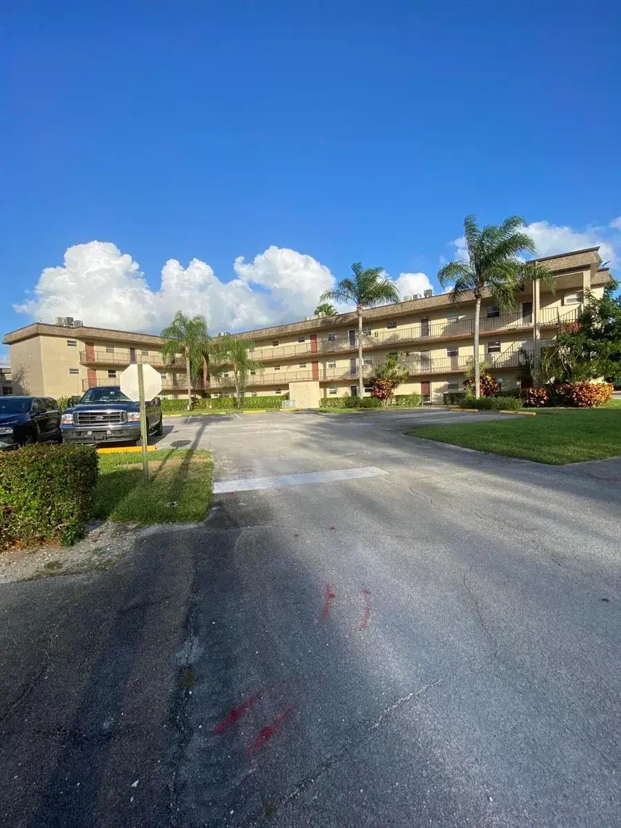 1 bedroom 1 bath Residential for sale at 715 Lori Drive # 302, Palm Springs FL 33461