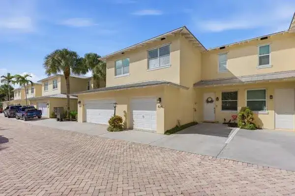 2 bedroom 2 bath Residential for sale at 824 SE 4th Court, Deerfield Beach FL 33441
