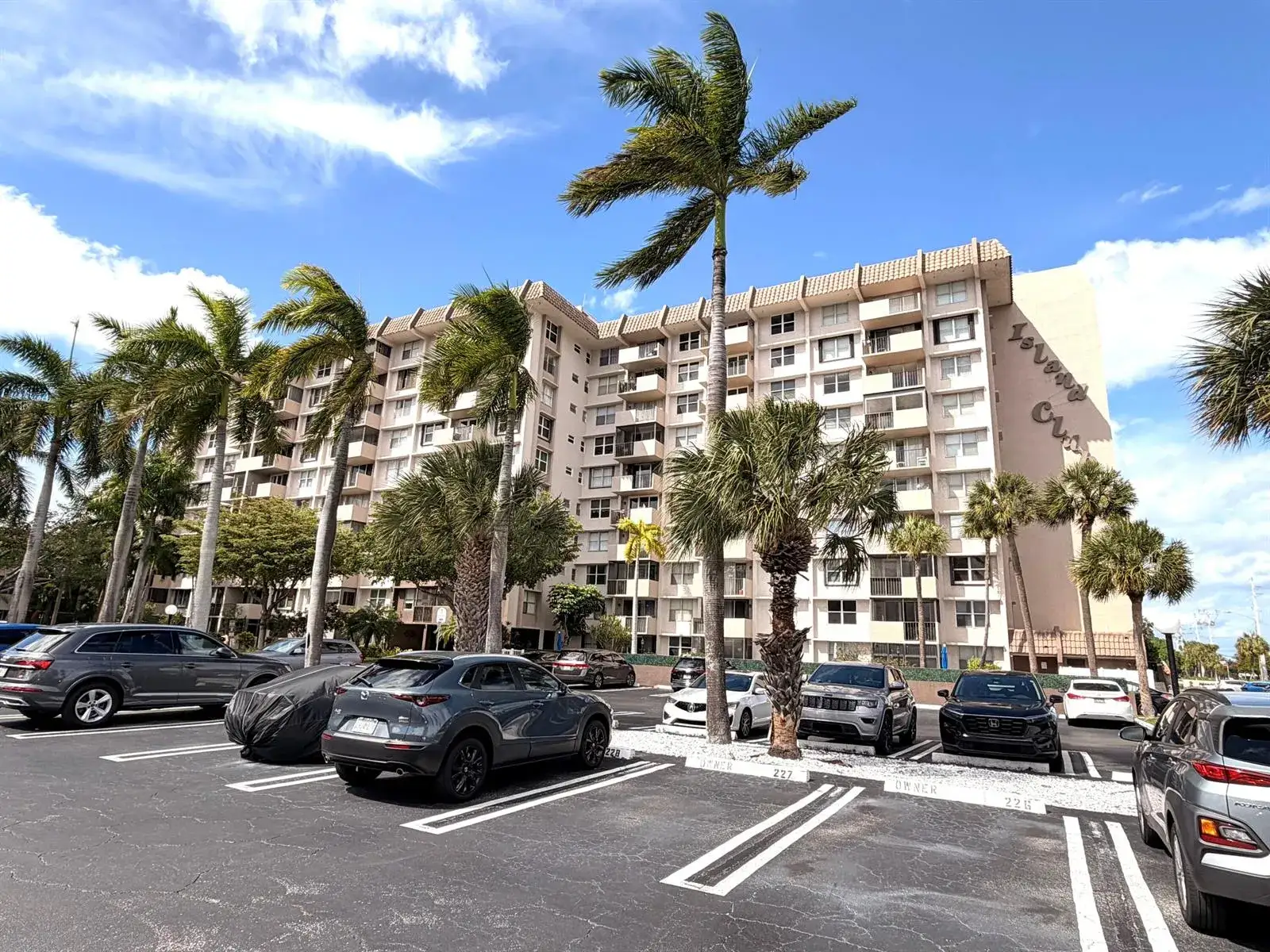 1 bedroom 1 bath Residential for sale at 777 S Federal Highway, Pompano Beach FL 33062