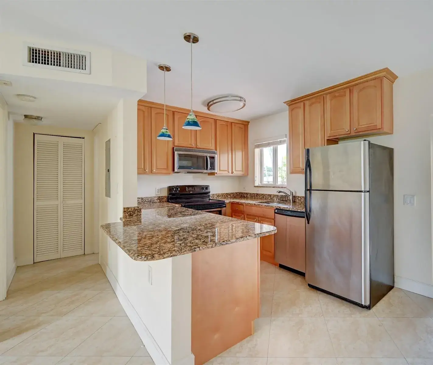 1 bedroom 1 bath Residential Lease for rent at 410 SW 15th Street # 204, Pompano Beach FL 33060