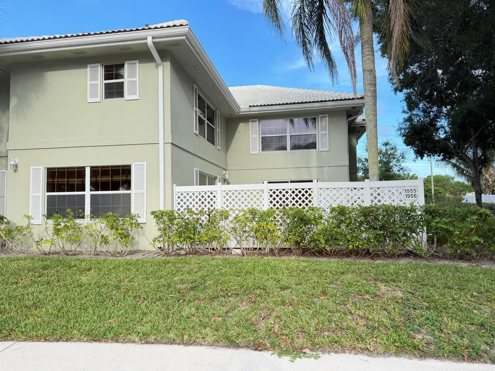 2 bedroom 2 bath Residential for sale at 1956 Hartford Court, West Palm Beach FL 33409