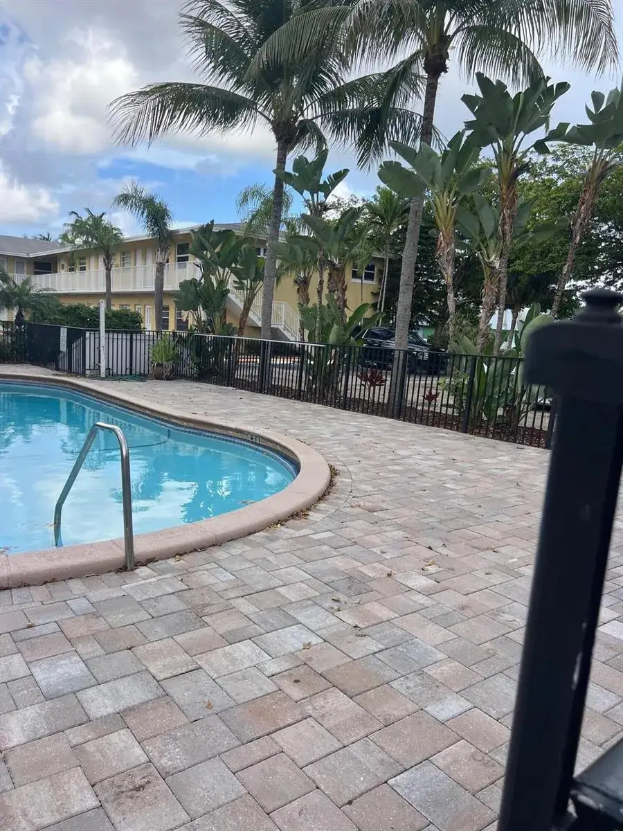 2 bedroom 1 bath Residential Lease for rent at 4051 NE 13th Avenue # 3, Oakland Park FL 33334