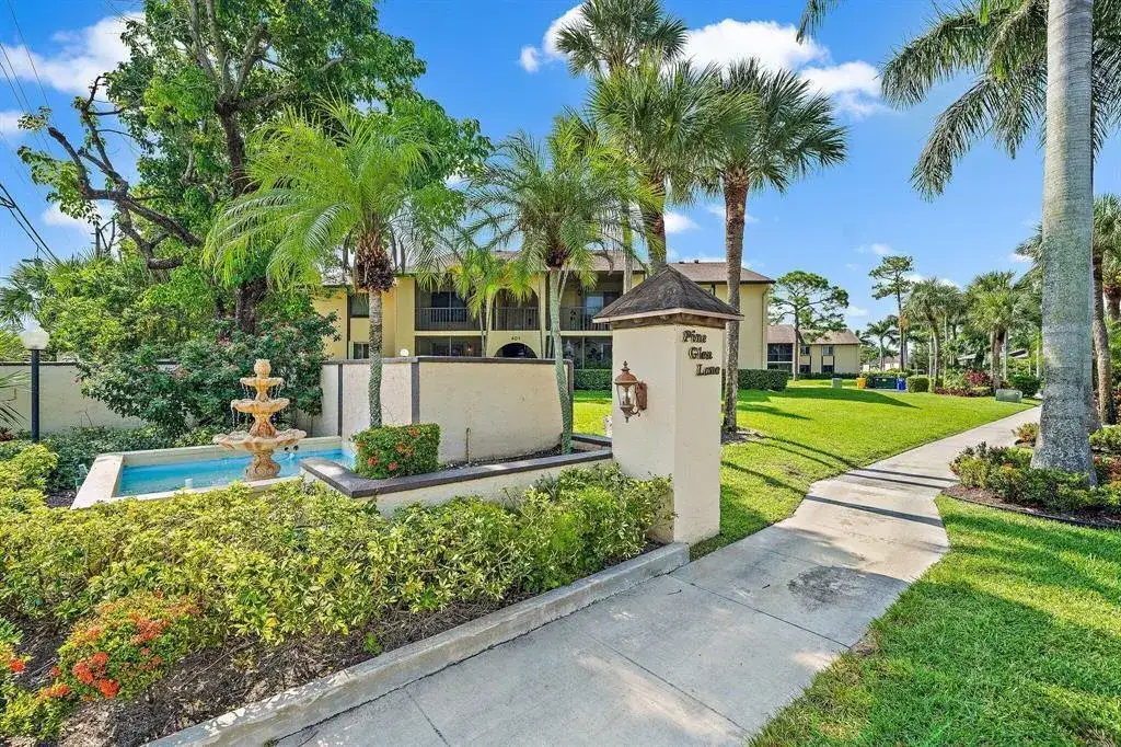 2 bedroom 1 bath Residential for sale at 409 Pine Glen Lane # 1, FL 33463