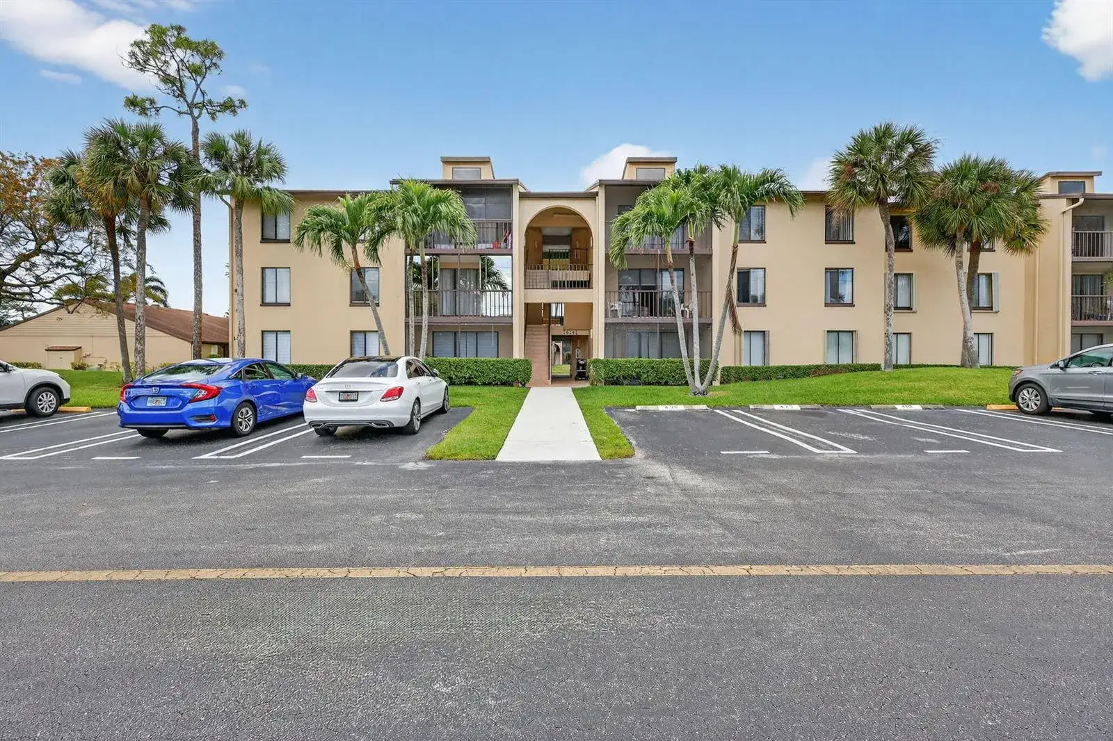 2 bedroom 2 bath Residential for sale at 624 Sea Pine Way # B3, FL 33415