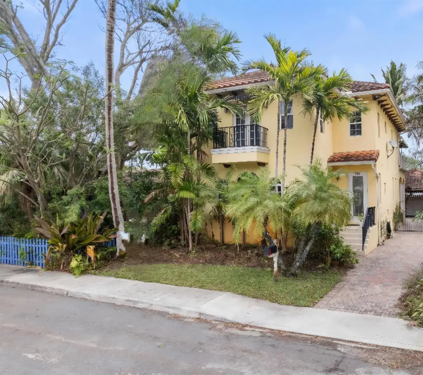 3 bedroom 3 bath Residential for sale at 218 N Palmway, FL 33460