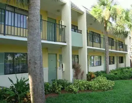 2 bedroom 2 bath Residential Lease for rent at 1205 Meadows Circle, Boynton Beach FL 33436
