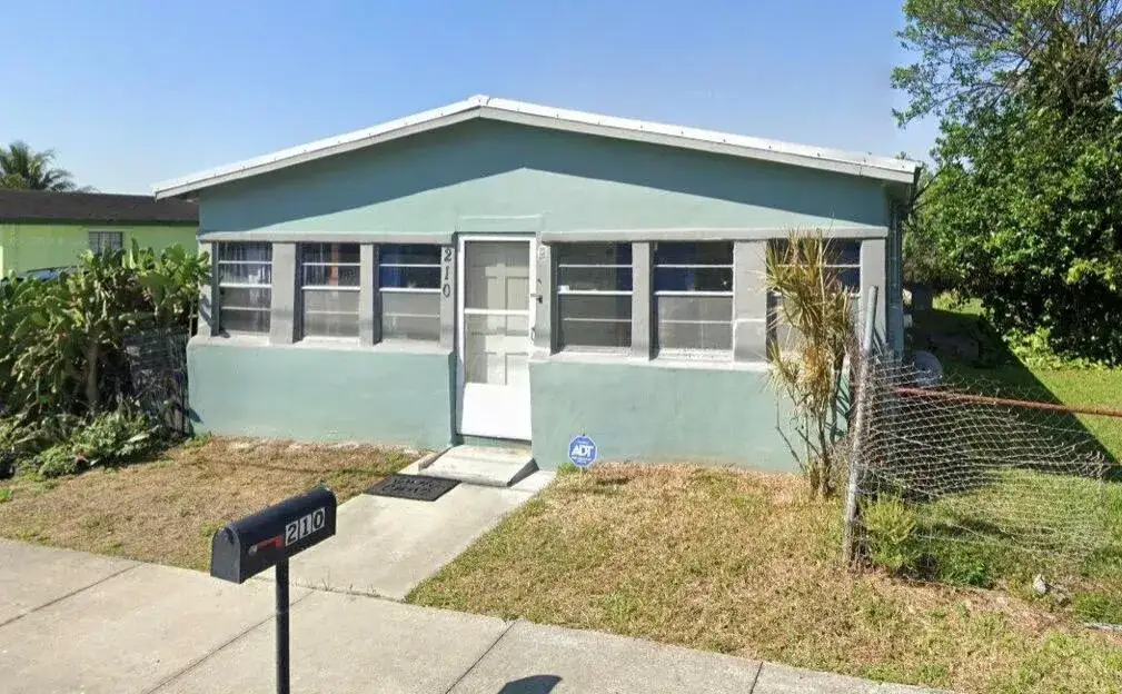 9 bedroom 2 bath Residential for sale at 210 SW 12th Avenue SW, South Bay FL 33493