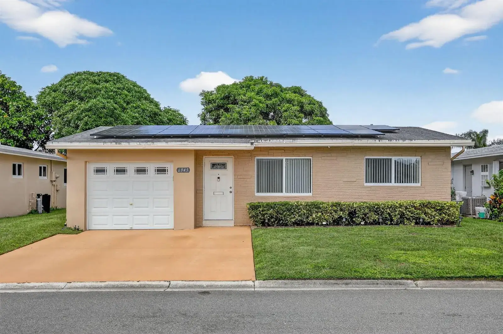 2 bedroom 2 bath Residential for sale at 6945 NW 14th Street, Margate FL 33063