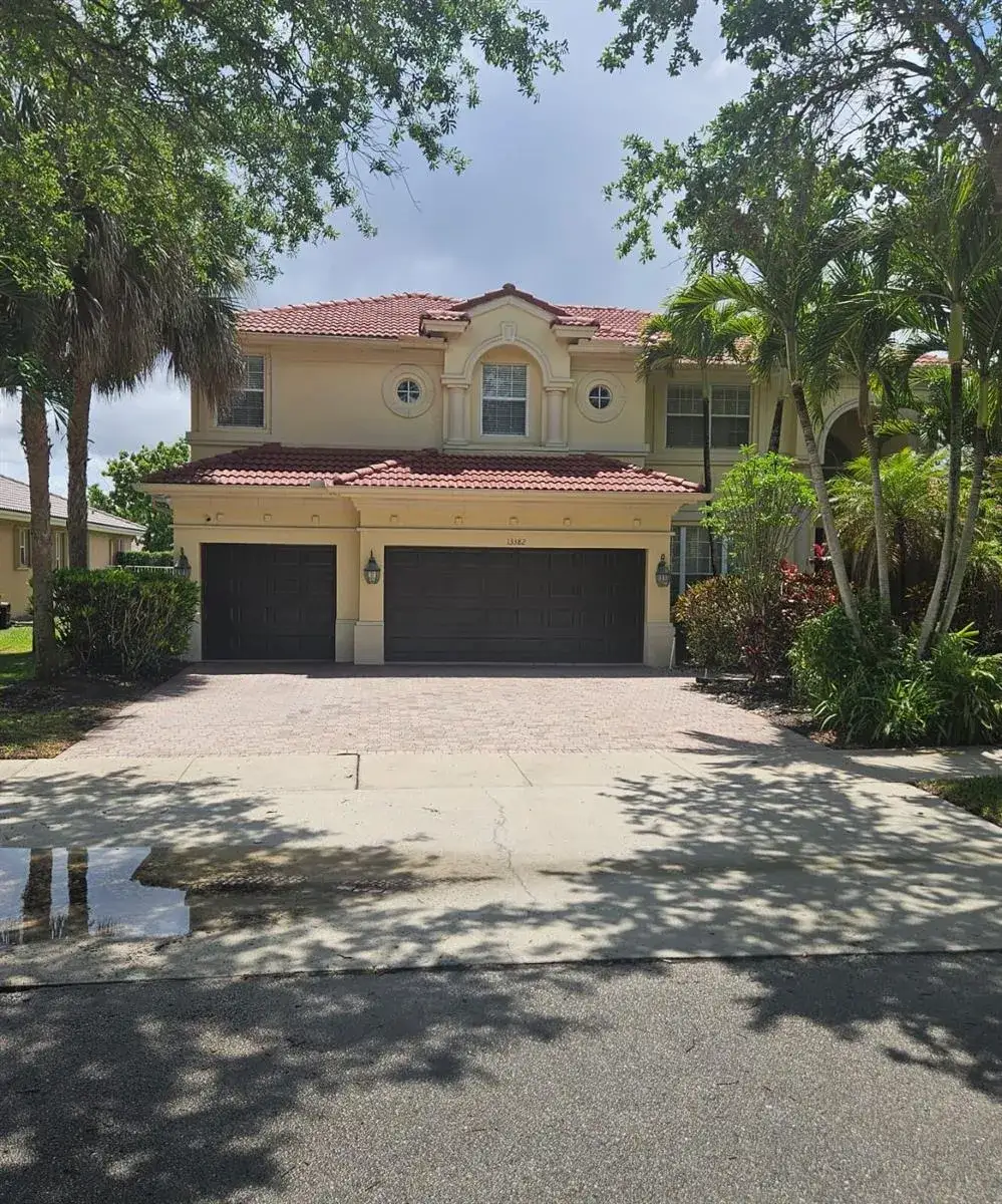 4 bedroom 4 bath Residential for sale at 13382 Lakepointe Circle, Cooper City FL 33330