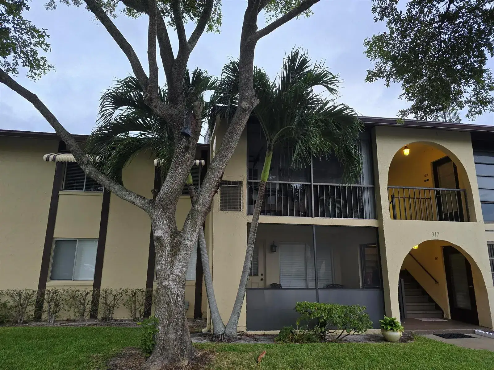 2 bedroom 1 bath Residential for sale at 317 Pine Ridge Circle, FL 33463