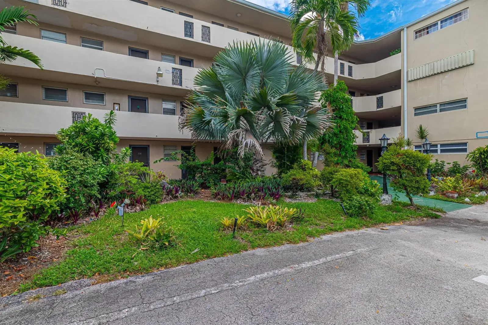 2 bedroom 2 bath Residential for sale at 1660 NE 191st Street Unit 311, Miami FL 33179