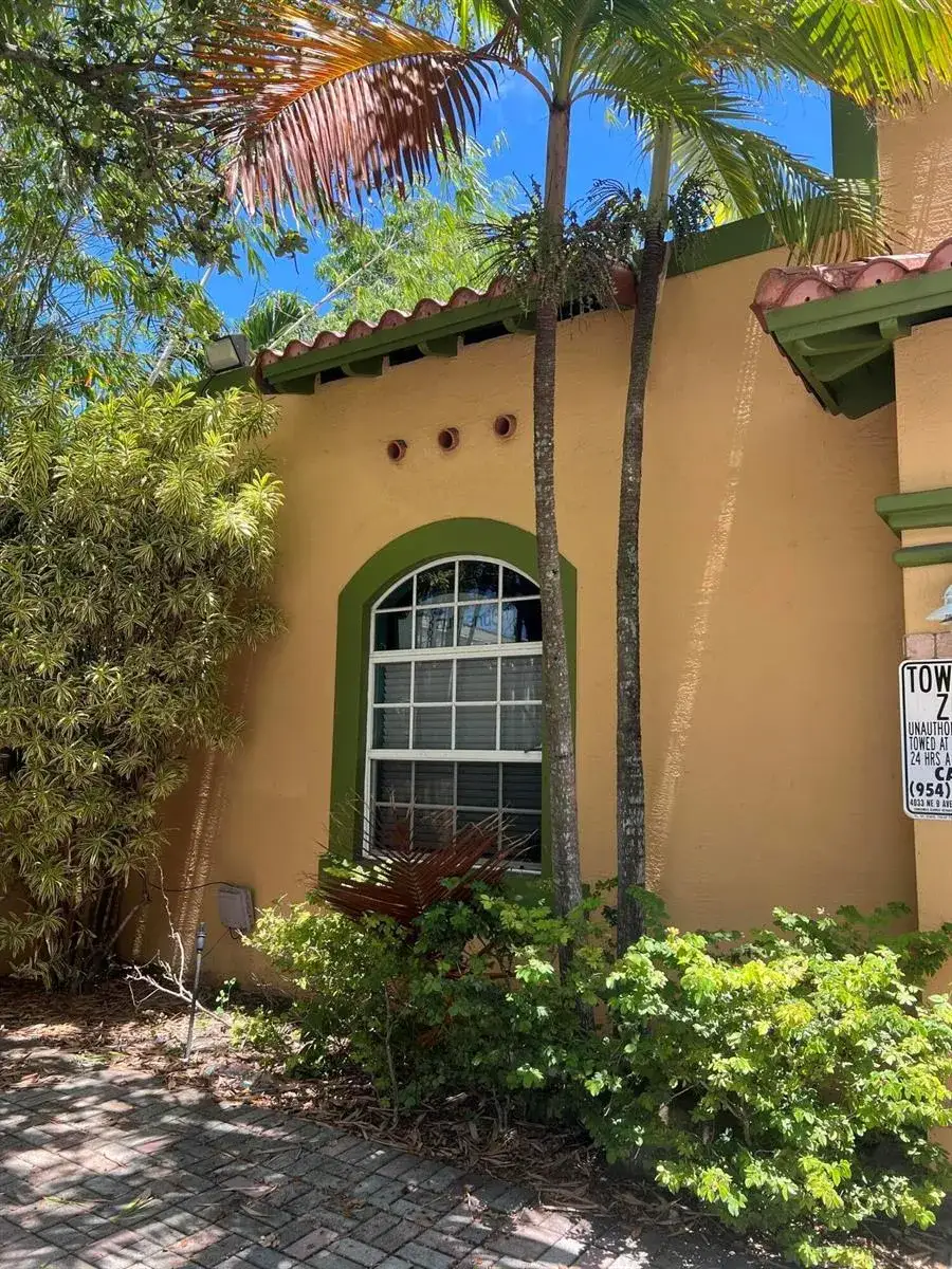 Commercial Sale for sale at 720 NE 3rd, Fort Lauderdale FL 33304
