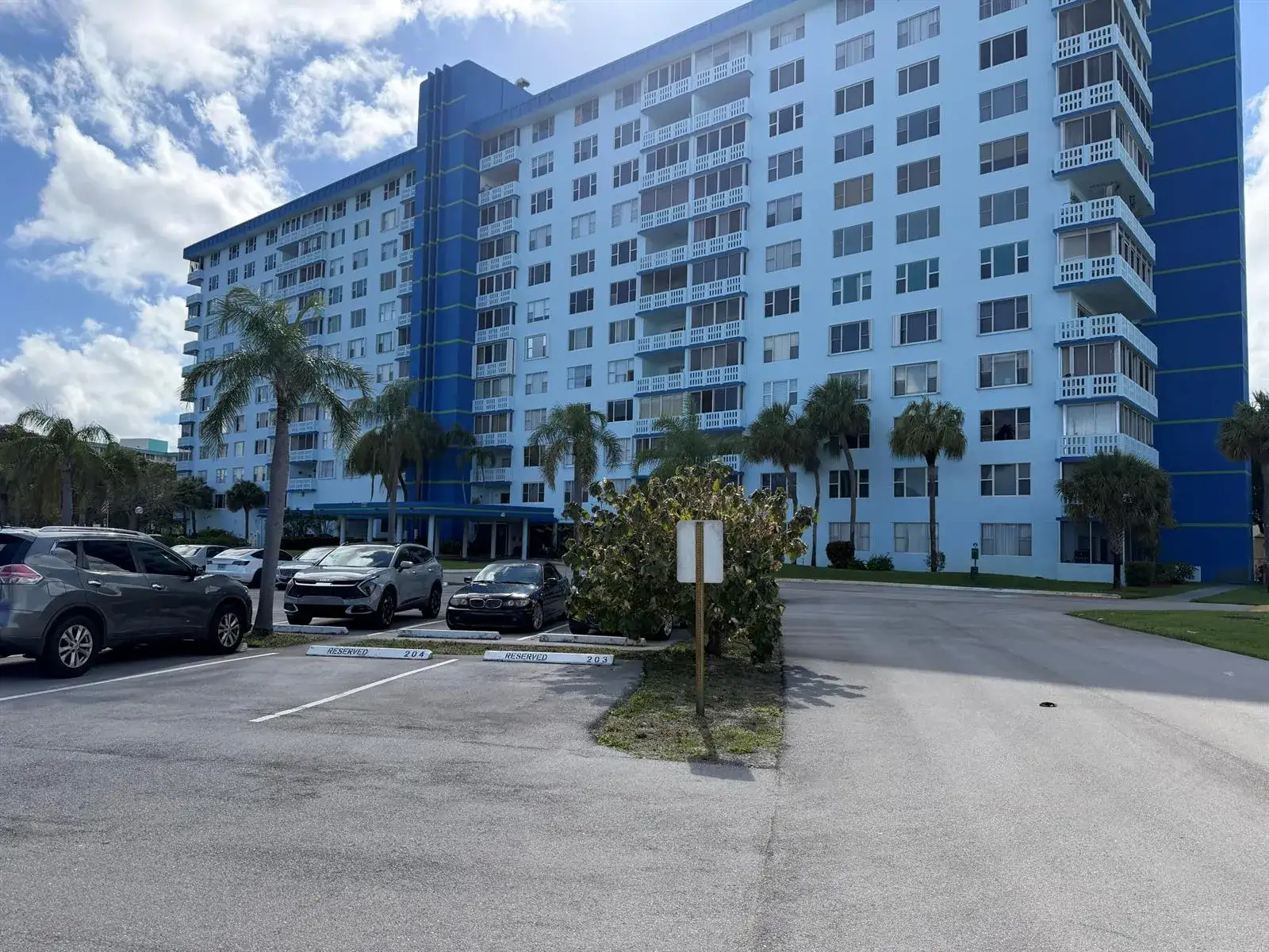 2 bedroom 2 bath Residential for sale at 4001 Hillcrest Drive # 510, Hollywood FL 33021