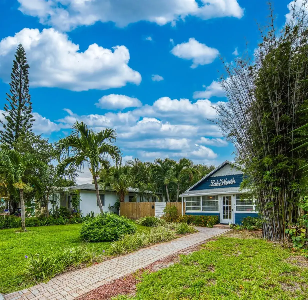 2 bedroom 1 bath Residential for sale at 523 N K Street, FL 33460