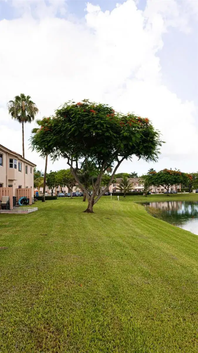 3 bedroom 2 bath Residential for sale at 1270 SE 27th Street # 106, Homestead FL 33035