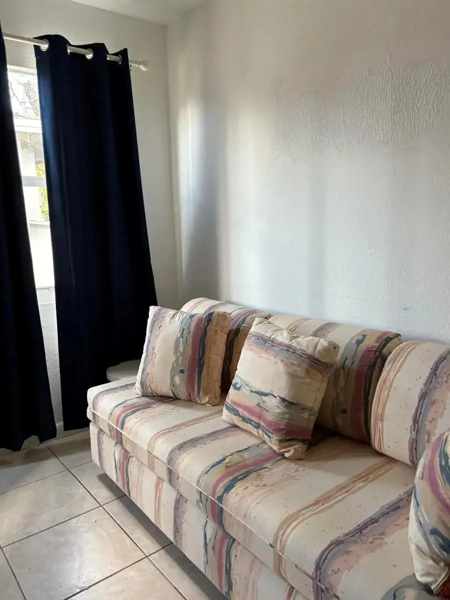 1 bedroom 1 bath Residential Lease for rent at 136 N 24th Avenue Rear, Hollywood FL 33020