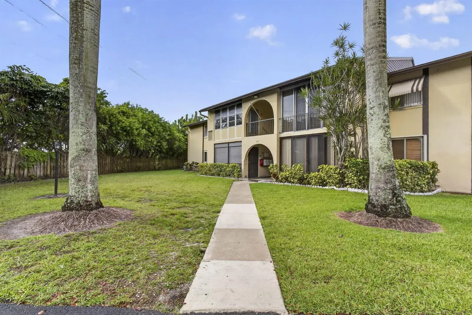 2 bedroom 1 bath Residential for sale at 315 Pine Ridge Circle # 1, FL 33463