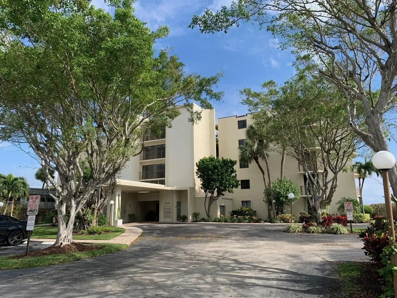 2 bedroom 2 bath Residential for sale at 1202 S Lake Drive # 502, Lantana FL 33462