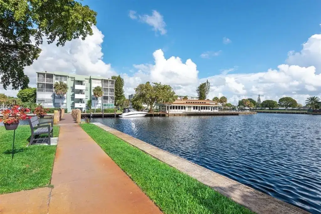 1 bedroom 1 bath Residential for sale at 2731 Taft Street # 106, Hollywood FL 33020
