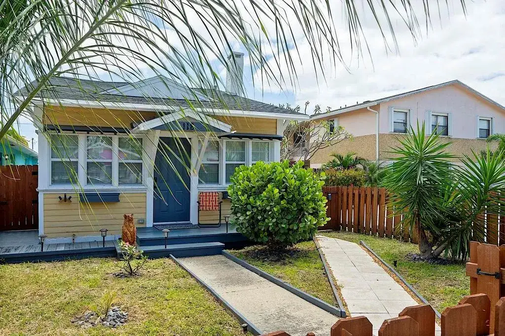 2 bedroom 1 bath Residential for sale at 118 S J Street, FL 33460