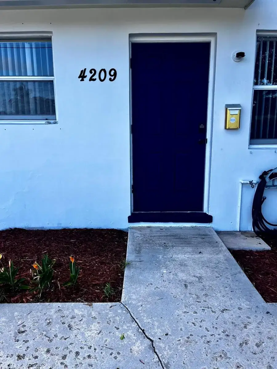 1 bedroom 1 bath Residential Lease for rent at 4209 S Olive Avenue, West Palm Beach FL 33405