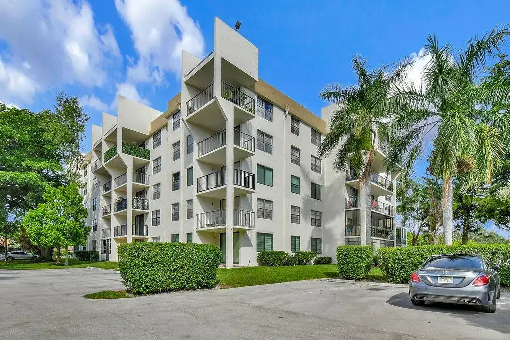 2 bedroom 2 bath Residential for sale at 6190 Woodlands Boulevard # 312, Tamarac FL 33319