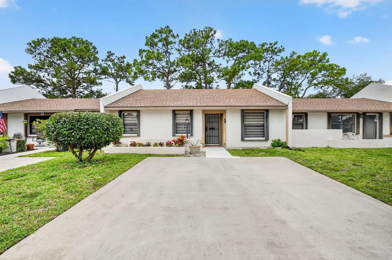 2 bedroom 2 bath Residential for sale at 6105 Fairfield Circle, FL 33463