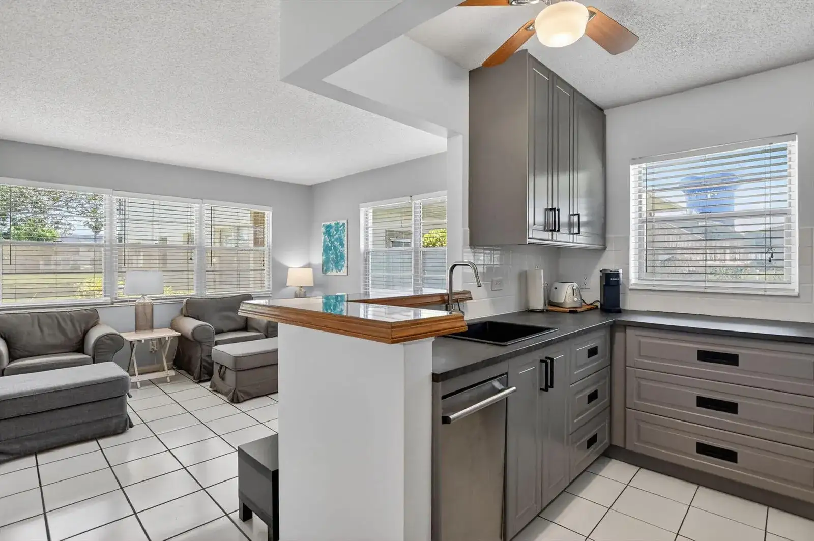 1 bedroom 1 bath Residential for sale at 492 W Tilford, Deerfield Beach FL 33442