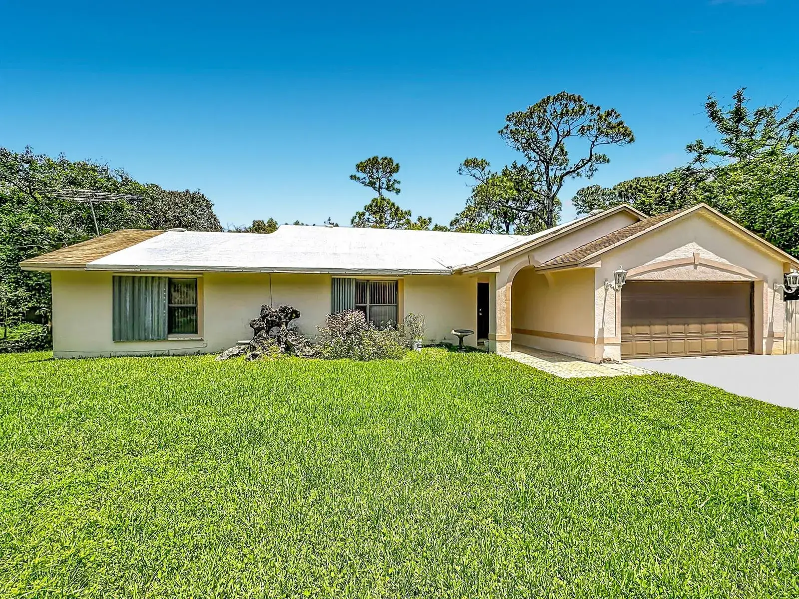 4 bedroom 2 bath Residential for sale at 12821 N 86th Rd Road N, FL 33412