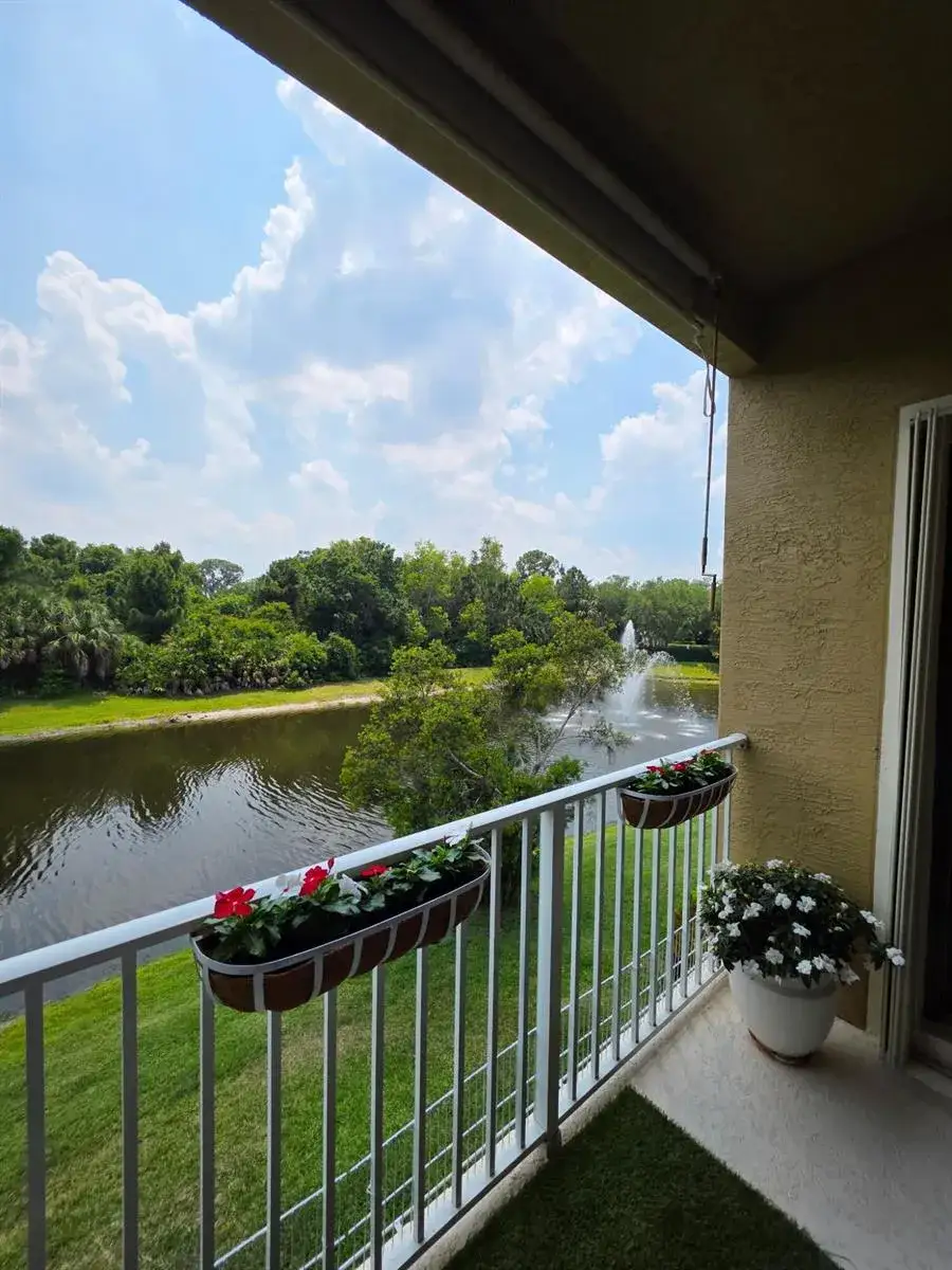 3 bedroom 2 bath Residential for sale at 1560 SE Hampshire Way # 204, Stuart FL 34994