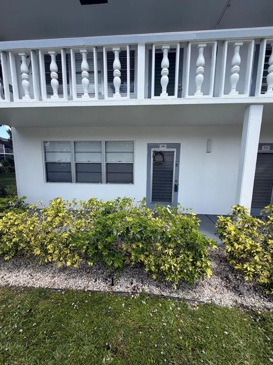1 bedroom 1 bath Residential for sale at 209 Newport M # 209, Deerfield Beach FL 33442