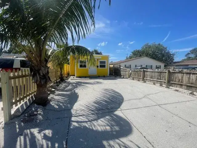 2 bedroom 1 bath Residential Lease for rent at 413 N E Street, FL 33460
