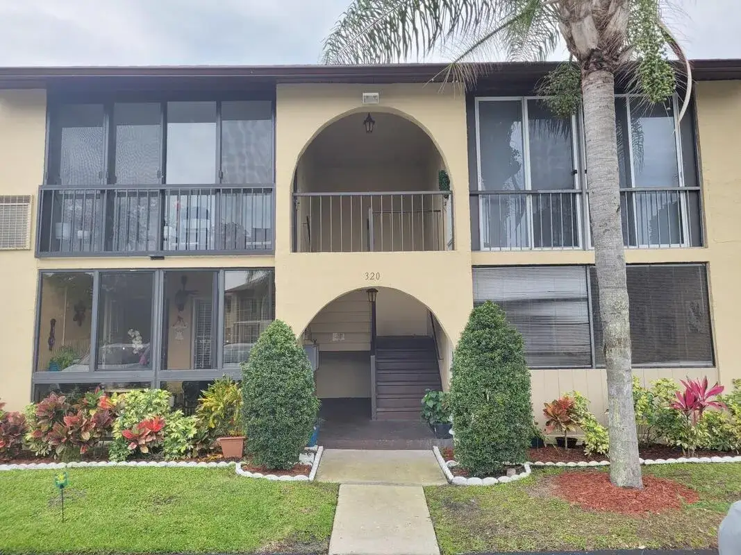 2 bedroom 1 bath Residential for sale at 320 Pine Ridge Circle # A1, FL 33463