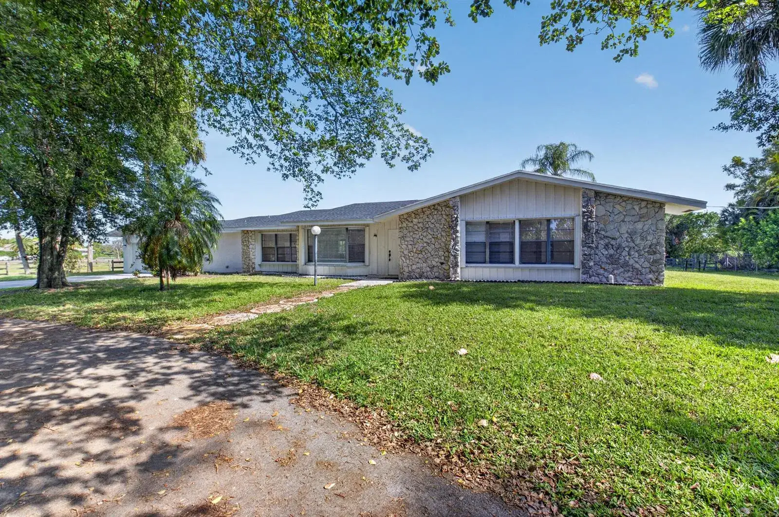 3 bedroom 3 bath Residential for sale at 10157 La Reina Road, Delray Beach FL 33446