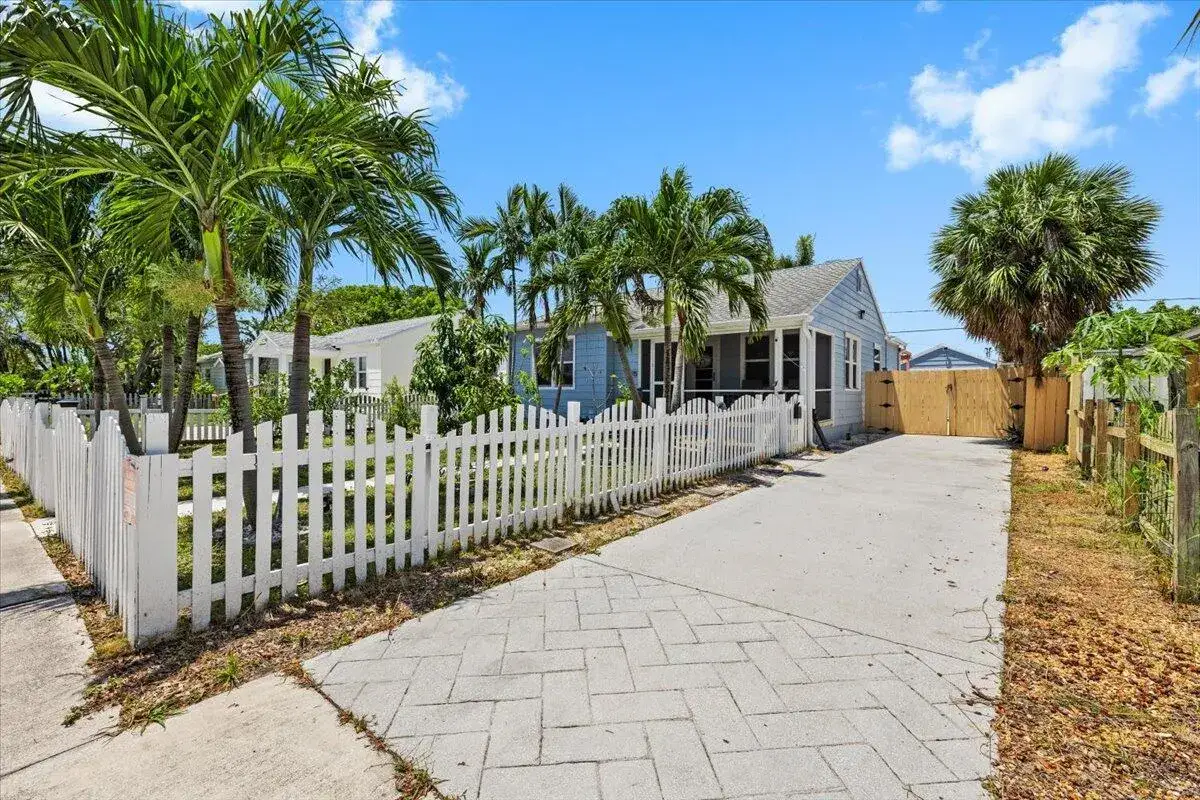 3 bedroom 2 bath Residential for sale at 915 N K Street, FL 33460