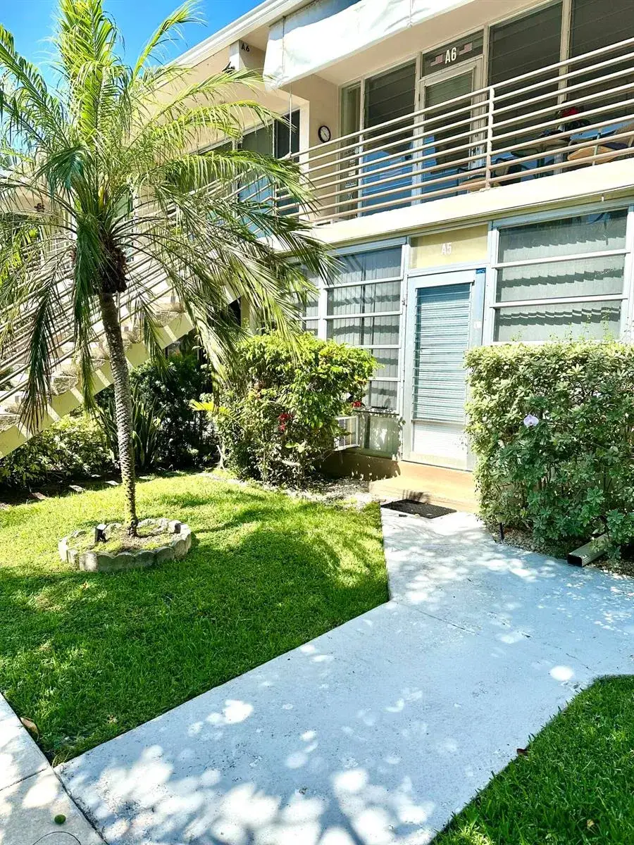 1 bedroom 1 bath Residential Lease for rent at 901 N Birch Road # A5, Fort Lauderdale FL 33304