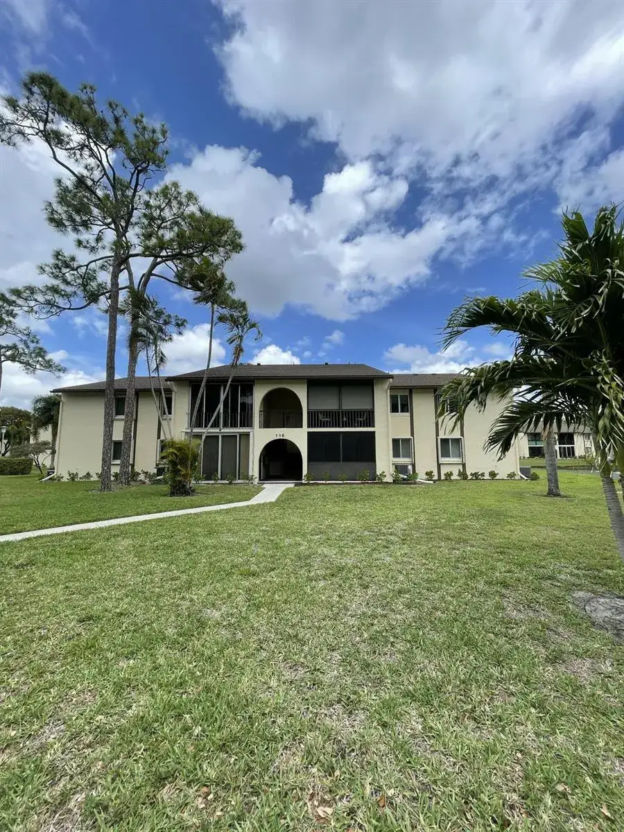 2 bedroom 2 bath Residential for sale at 116 Lake Pine Circle # 2, FL 33463