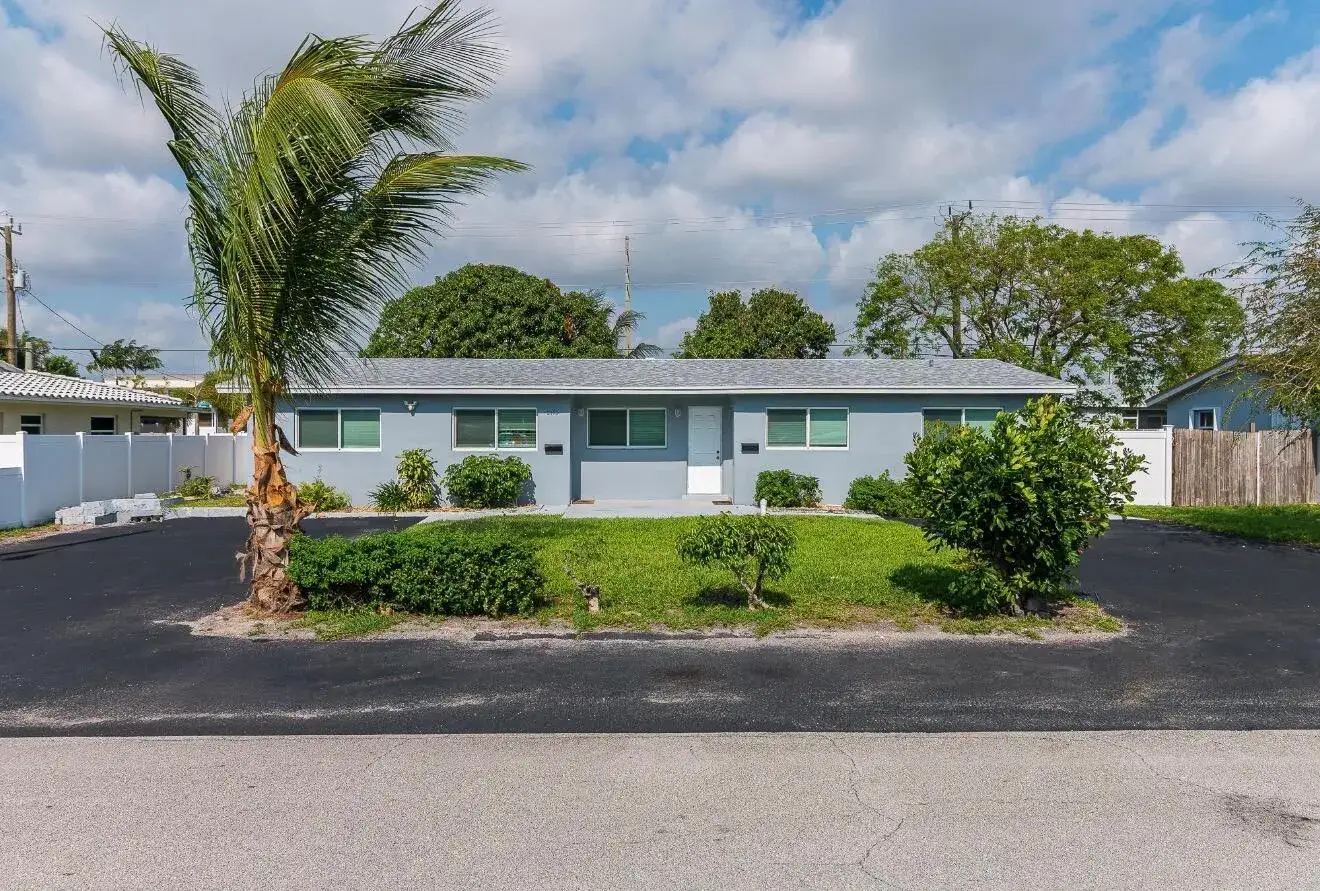 2 bedroom 1 bath Residential Lease for rent at 2499 NE 2nd Avenue # B, Boca Raton FL 33431