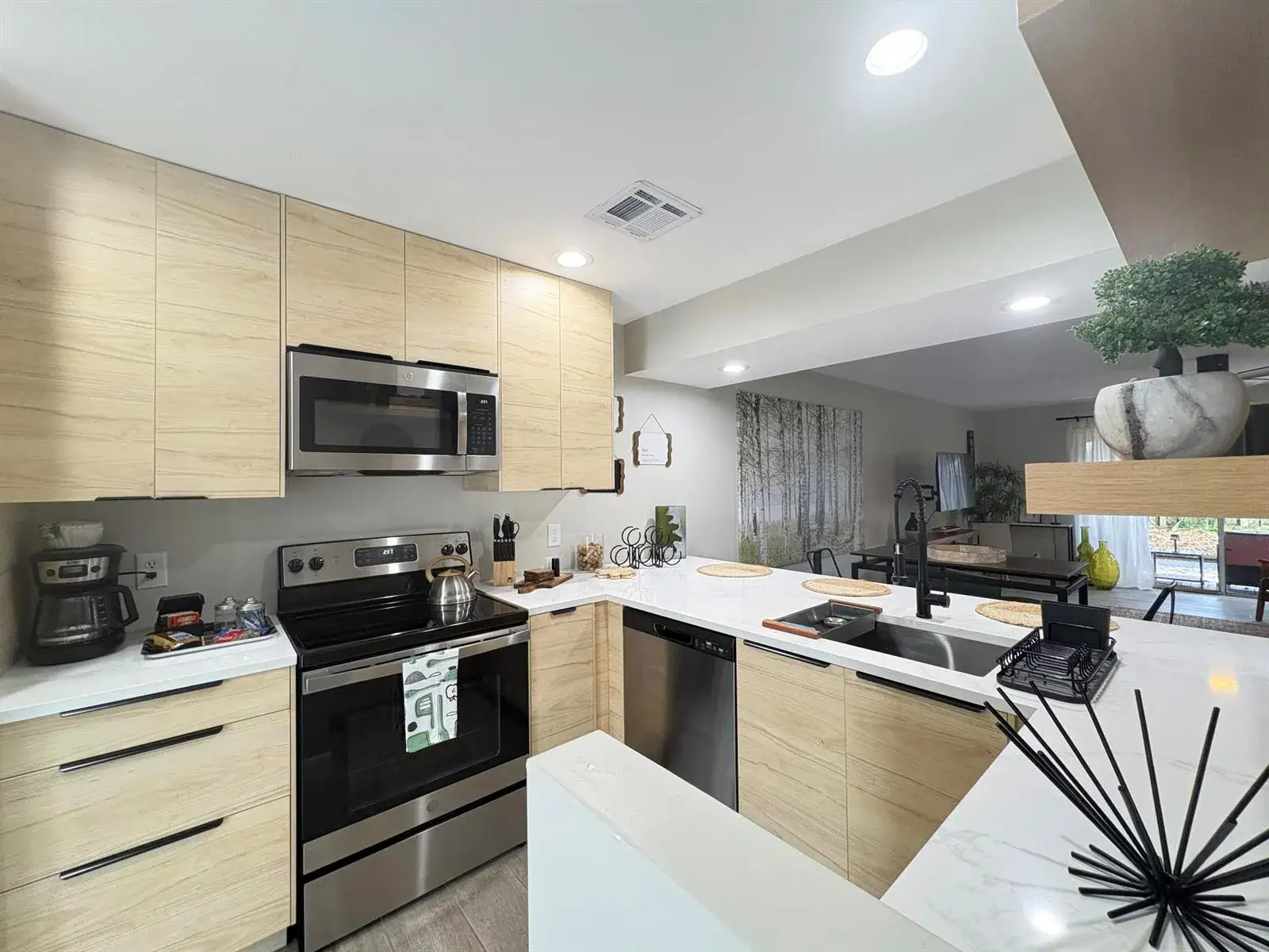 2 bedroom 2 bath Residential Lease for rent at 690 SE 23rd Avenue # 1, Pompano Beach FL 33062