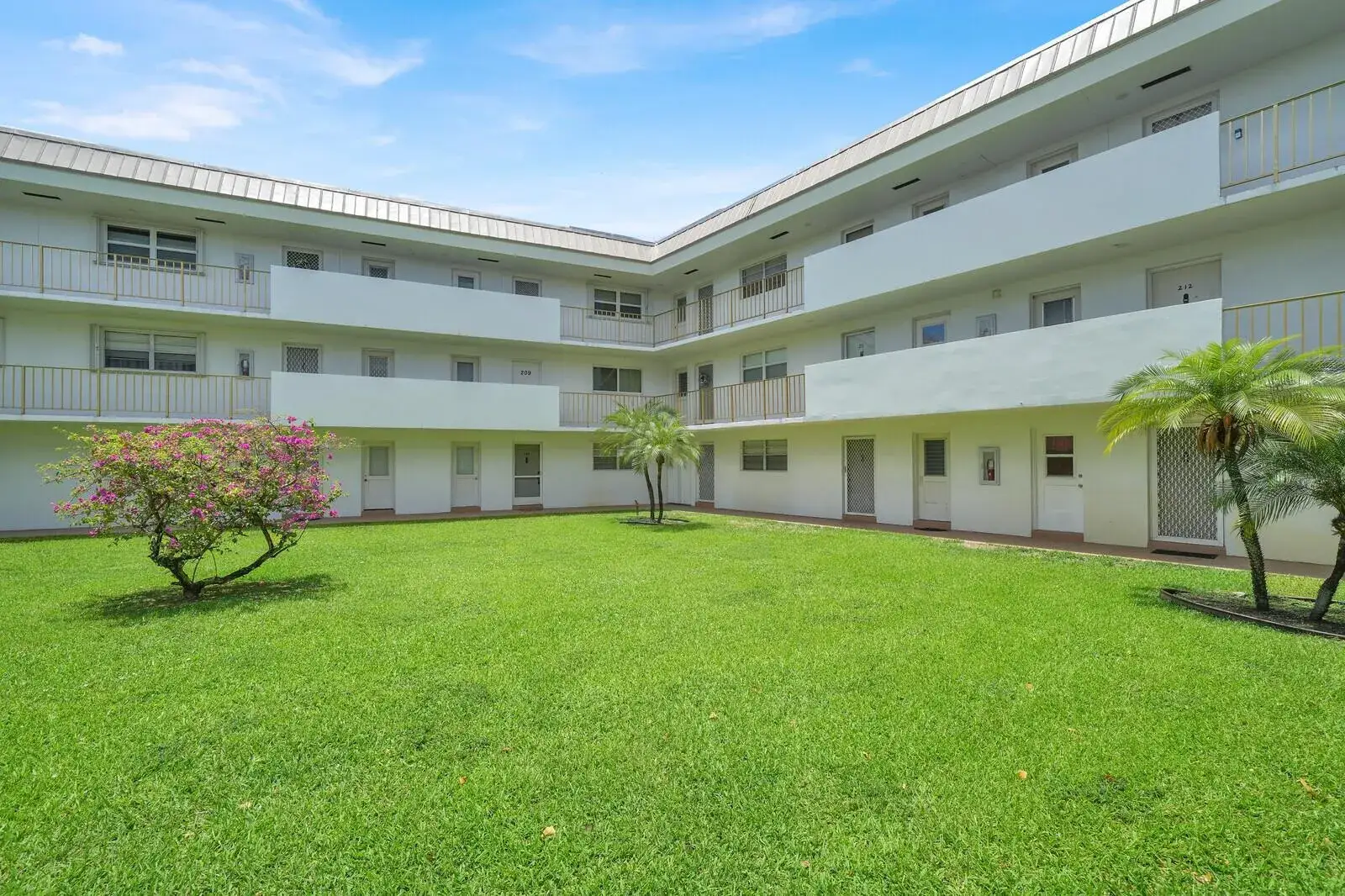 1 bedroom 1 bath Residential Lease for rent at 5501 NW 2nd Avenue # 111, Boca Raton FL 33487